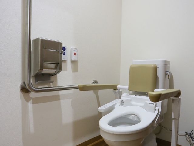 バリアフリートイレ設備 トイレ 手すり付きの清潔なトイレ設備が整っており、ご利用の方に安心と快適さを提供しています。サポートが必要な方も安全にお使いいただけます。