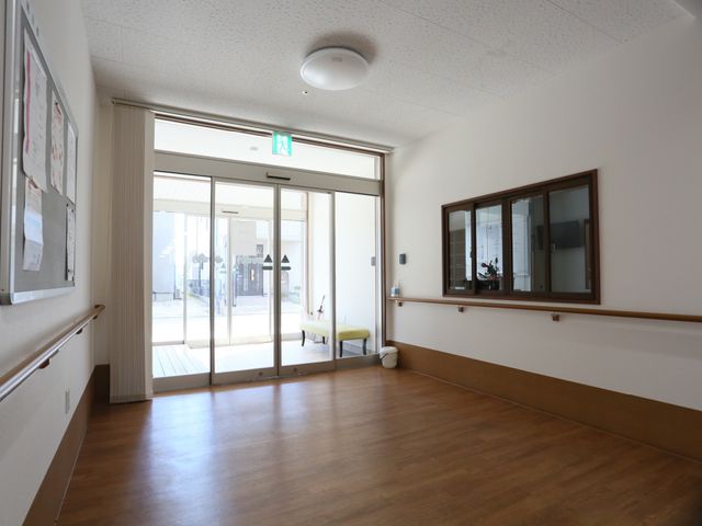 廊下に手すり付き 玄関 広々とした廊下には、壁沿いに手すりが設けられており、安心して歩行できる環境が整っています。