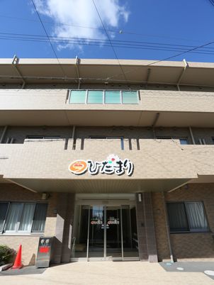 明るい外観と看板の建物