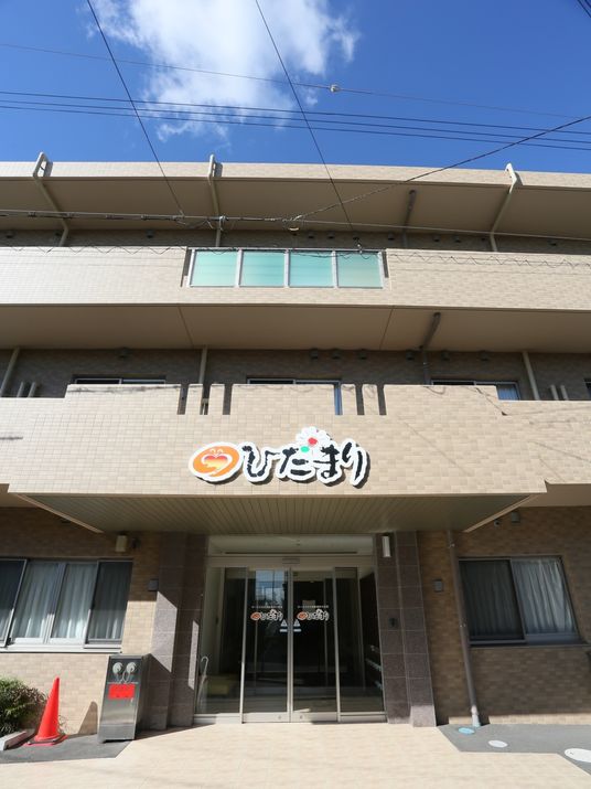 明るい外観と看板の建物