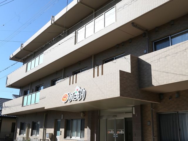 明るい外観の施設入口 外観 清潔感のあるエントランスは、明るく開放的で、安心してご利用いただけます。日差しが降り注ぐ通りに面した立地で、安心の環境です。