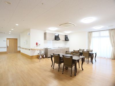 広々とした明るいダイニング