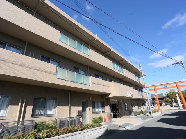 明るい外観の建物 外観 天気の良い日に映える明朗な建物は、働く環境として清々しさを感じさせます。安心してお過ごしいただける環境作りに貢献できる場所です。