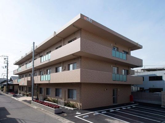 三階建ての外観  