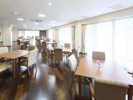 明るい広々とした食堂
