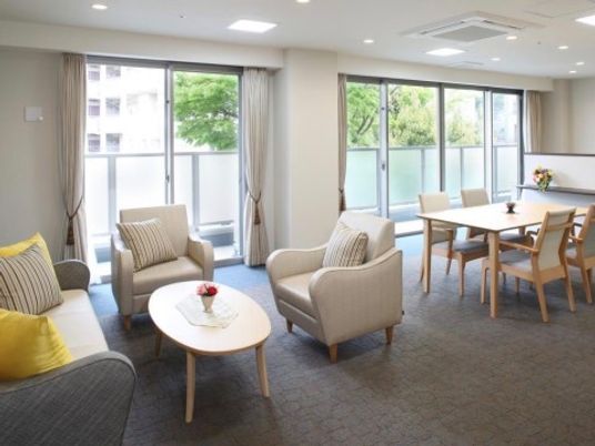 快適な広々ラウンジ