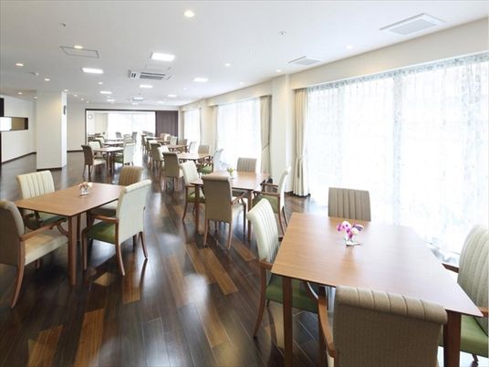 明るく広々とした食堂