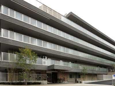 多階層のモダンな建物