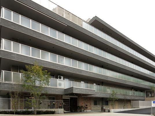 多階層のモダンな建物