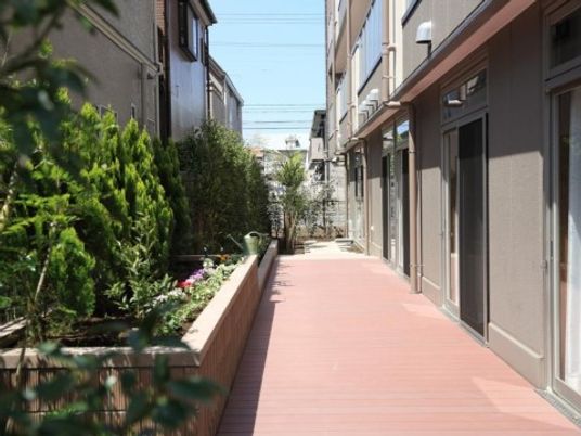 快適な施設の廊下