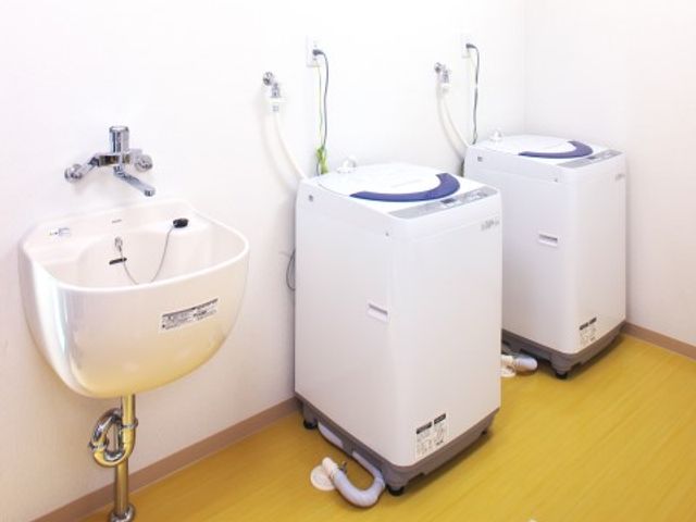 洗面台と洗濯機の配置 ランドリールーム 手入れの行き届いた洗面台と洗濯機が備えられ、日々の衣類のお手入れが快適に行えます。