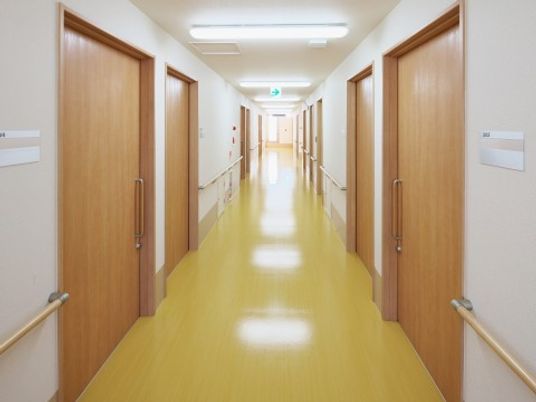 清潔な施設の廊下