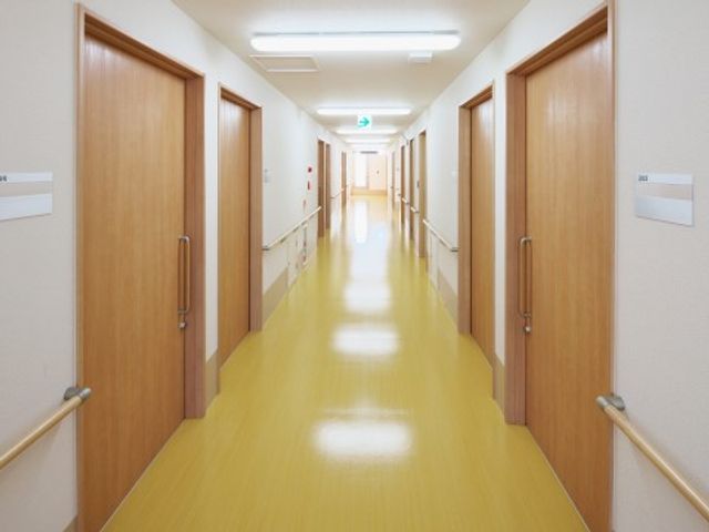 清潔な施設の廊下 通路 明るく清潔感のある廊下は、働く環境としても快適です。ゆとりを持って配置された部屋へのアクセスがしやすくなっています。
