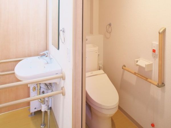 手すり付きの清潔なトイレ