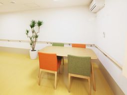 明るい休憩室の一角