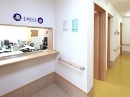 受付と廊下の明るい空間