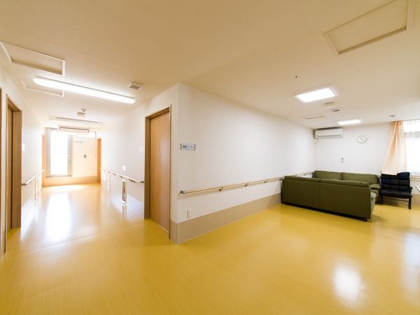 明るい廊下とリビング