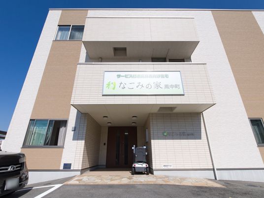 清潔感ある建物のエントランス