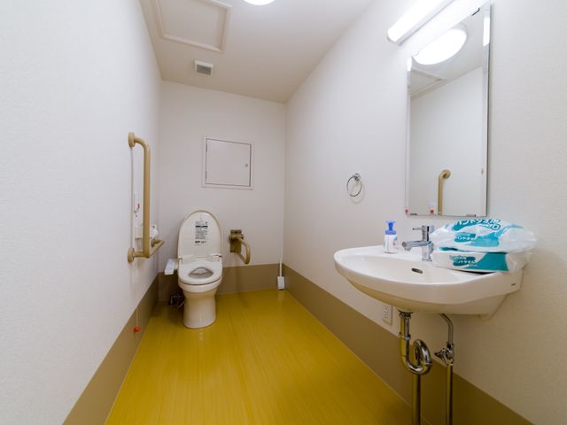 バリアフリーのトイレ設備 トイレ 手すり付きの清潔なトイレは、安全かつ快適な利用を支えます。利用者の自立を促し、安心できる環境を提供します。