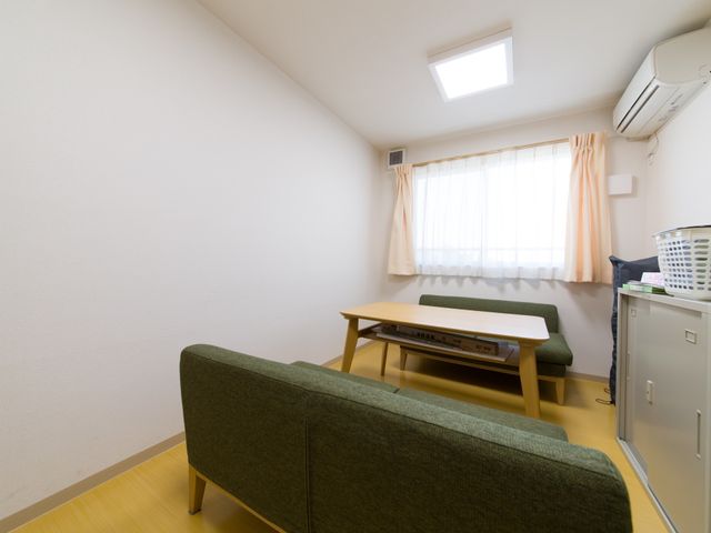 居心地の良い明るい居室 談話室 シンプルで清潔感のある居室です。個々のニーズに合わせた家具配置が可能で、快適な個人空間をお過ごしいただけます。