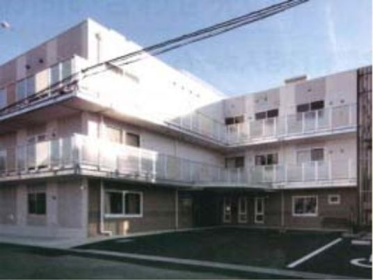 明るい外観の建物