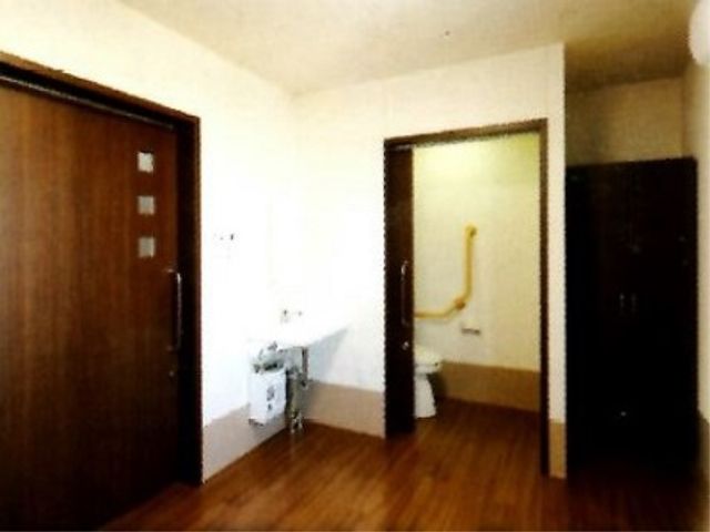 居室の洗面所とトイレ 居室 ゆとりある設計の居室です。手すり付きの清潔なトイレも備わり、住み心地を大切にしています。