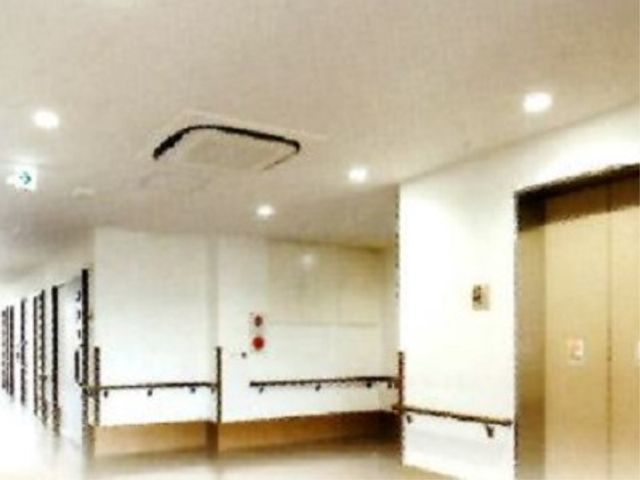 明るい廊下の景観 通路 ゆとりある広々とした廊下は、手すりが整備されており、安全に配慮した設計になっています。日々の移動も安心して行える空間です。