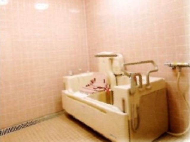 バリアフリー設計の浴室 浴室 手すり付きで安全性を高めた清潔感のあふれる浴室です。ご利用の方の安心と快適を支える設備が整っています。