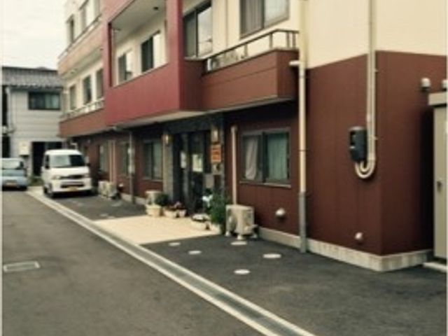 外観の建物エントランス 外観 清潔感のあるエントランスがお出迎え。多様な業務に触れながら、人々の暮らしを支えるやりがいを感じられます。