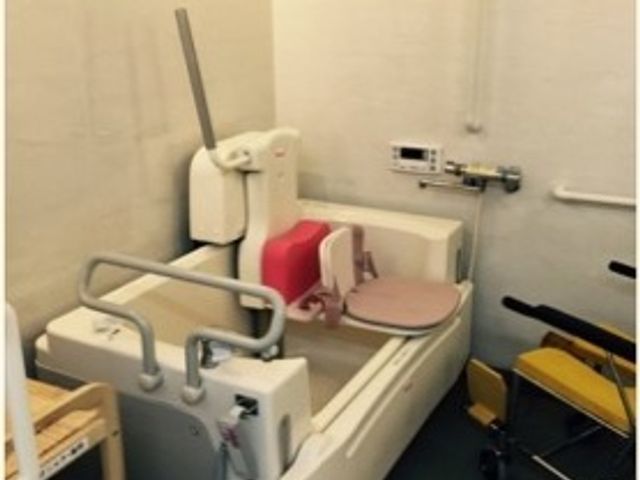 利便性のある浴室設備 浴室 快適で安全を考慮した浴室が整っており、より良いケアを提供できる環境です。慎重な支援が可能な機器を備え、利侔者のニーズに応えています。