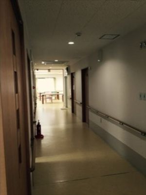 廊下の壁と床