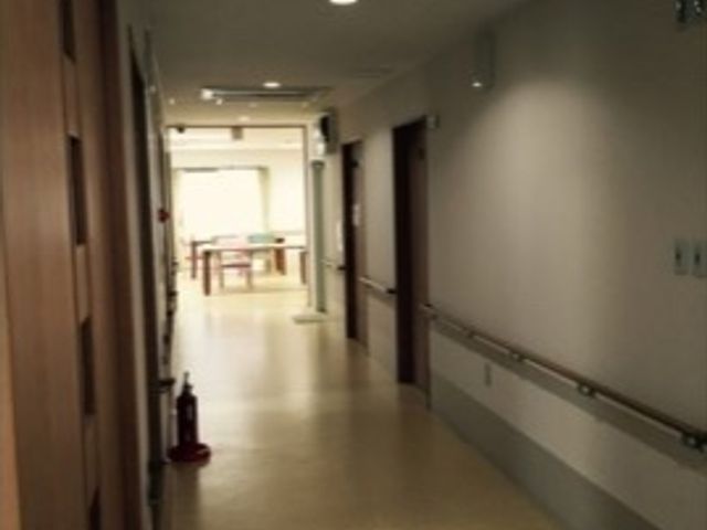 廊下の壁と床 通路 ゆったりとした廊下はゆとりを持って移動ができ、手すりが整っているので安心して歩けます。