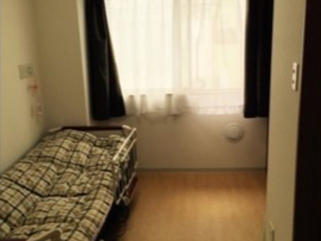 居心地の良い個室 居室 広々とした個室で、快適なプライバシーが保たれます。窓からは自然光が差し込み、温かな雰囲気を演出しております。
