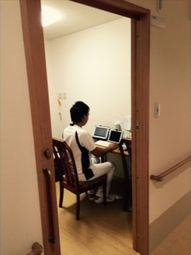 勤務中のスタッフ居室