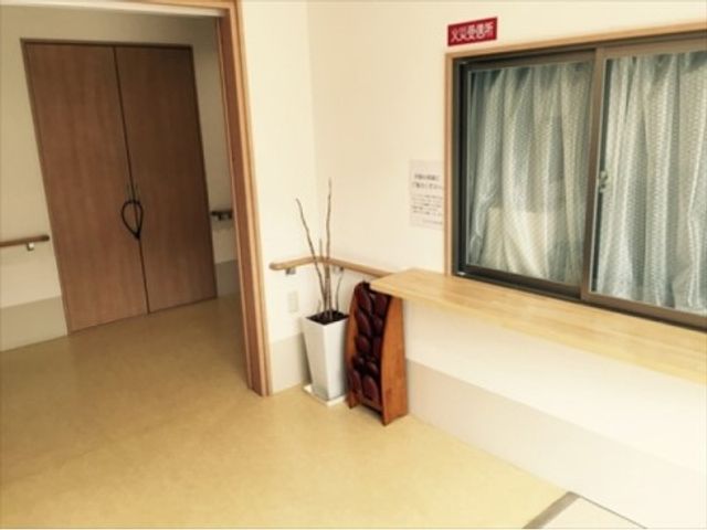 明るいエントランスの一角 スタッフルーム 広々とした明るい受付エリアが迎えてくれます。待ち合わせや少しの休息に適している、心地よい空間です。