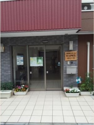 入り口と看板の外観