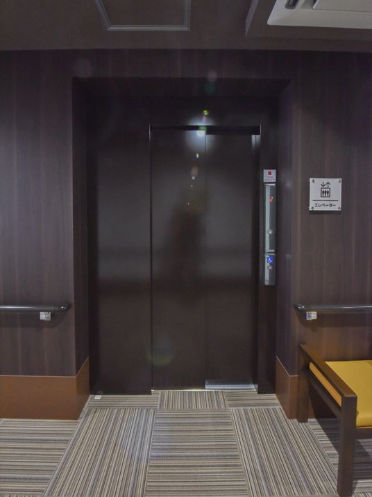 手すり付きエレベーター前
