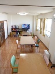 共有スペースの明るい部屋