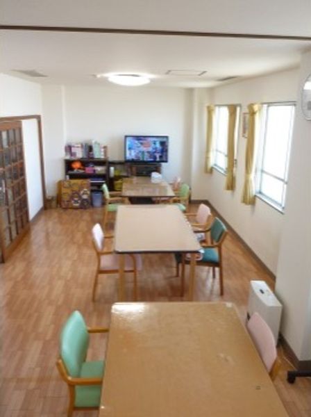 共有スペースの明るい部屋