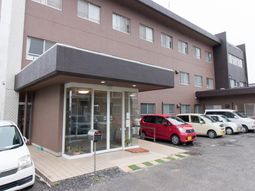 明るい建物のエントランス