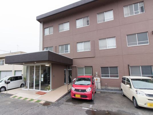 茶色い建物のエントランス