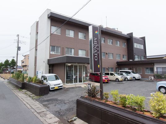 施設の外観と駐車場
