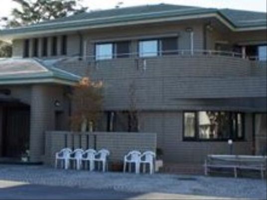 庭付きの落ち着いた建物外観