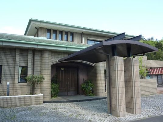 緑豊かな施設エントランス