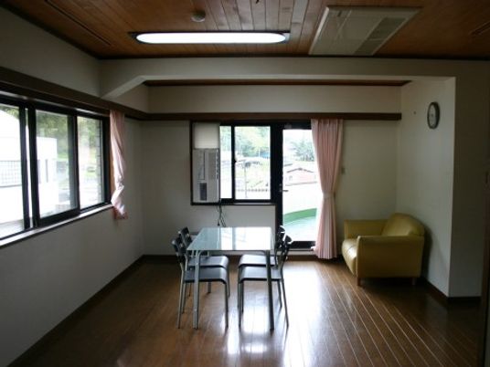 明るいリビングの全景