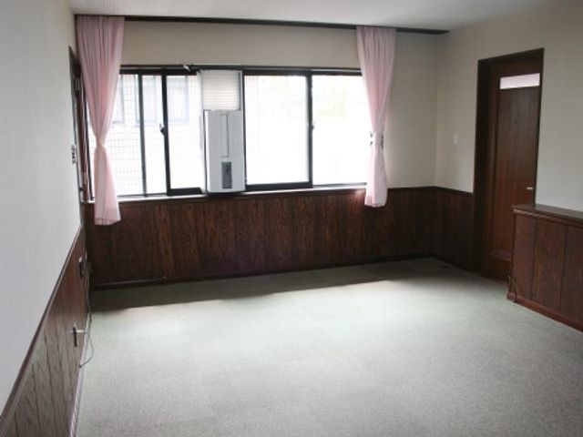 居心地の良さそうな居室 居室 ゆったりとした空間の居室です。窓から自然光が差し込み、穏やかな時間を過ごせることでしょう。