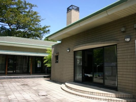 緑豊かな居室の外観