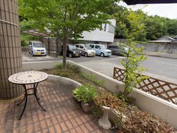 緑あふれる施設の外観