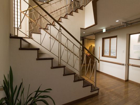 清潔な廊下の階段