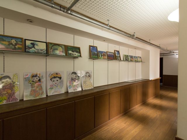 アート展示のある廊下 廊下 廊下に飾られた絵画や手作りのアート作品が、日々の生活に彩りを添えています。ゆったりとした空間で心地よいひとときを過ごせる環境です。